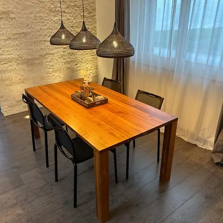 Gaestehaus Myhideaway בקתה *